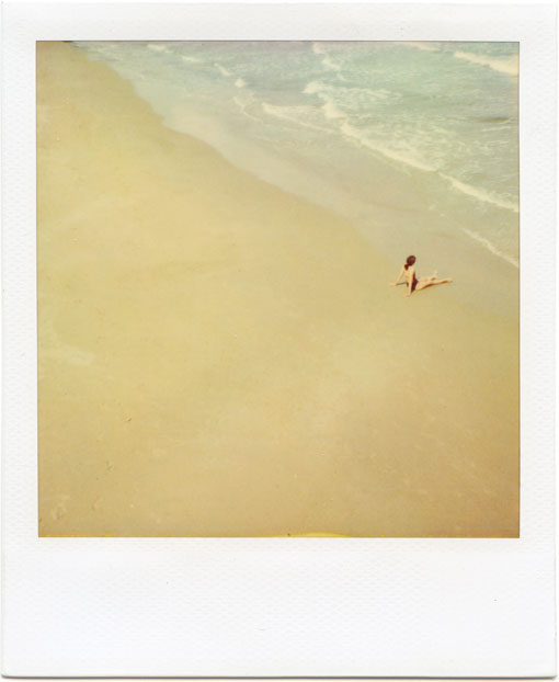 Alice in spiaggia polaroid